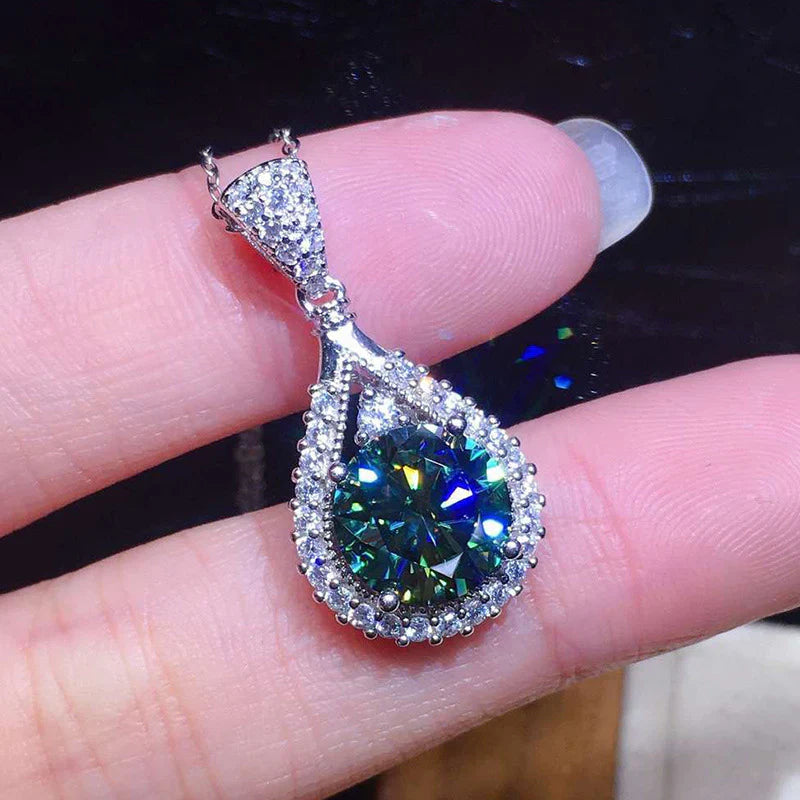 Glänsande smaragdhalsband för tidlös stil